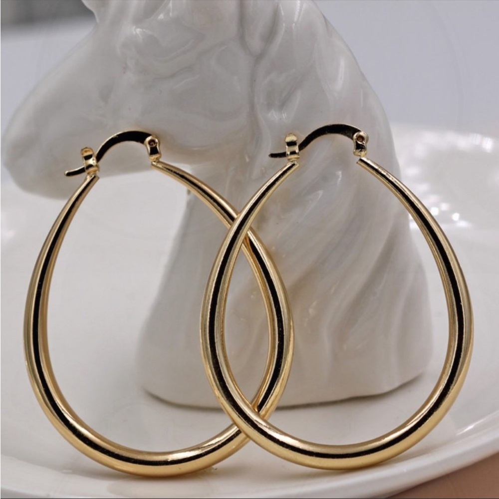 NEW 18K Yellow Gold 1.5'' Oval Hoop Earrings - Picture 9 of 12